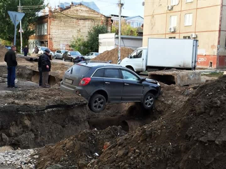 Попал в яму на дороге - что делать?